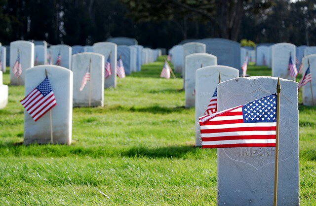 fallen veterans grave with flags